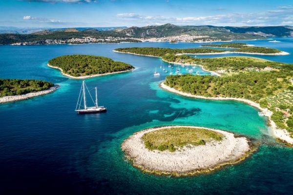 Insel Hvar als traumhafte Segelroute in Kroatien