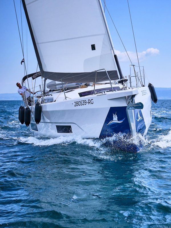 Segelyacht auf voller Fahrt