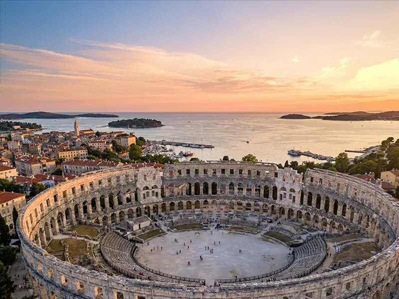 Luftbild auf das Amphitheater in Pula