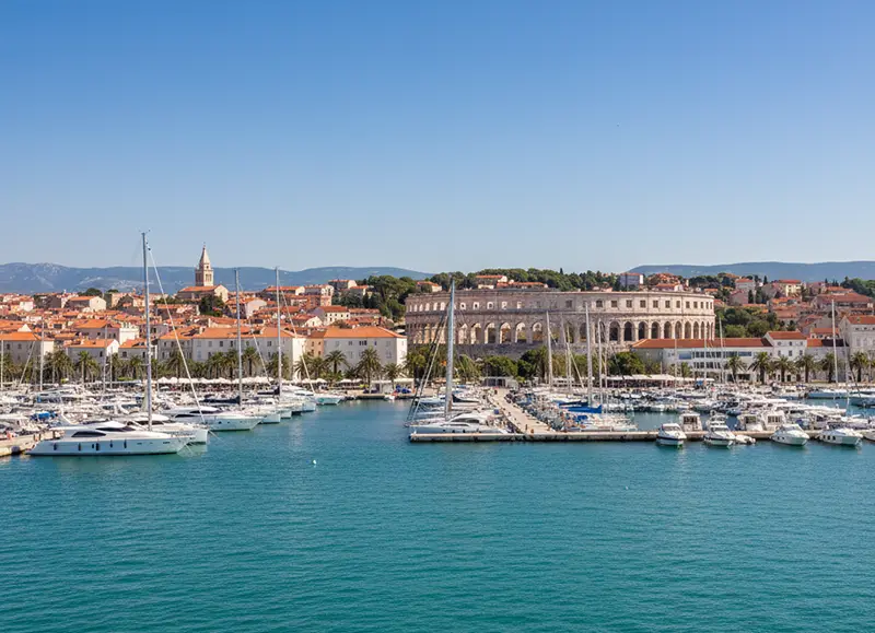 Yachthafen von Pula in Istrien vom Meer aus